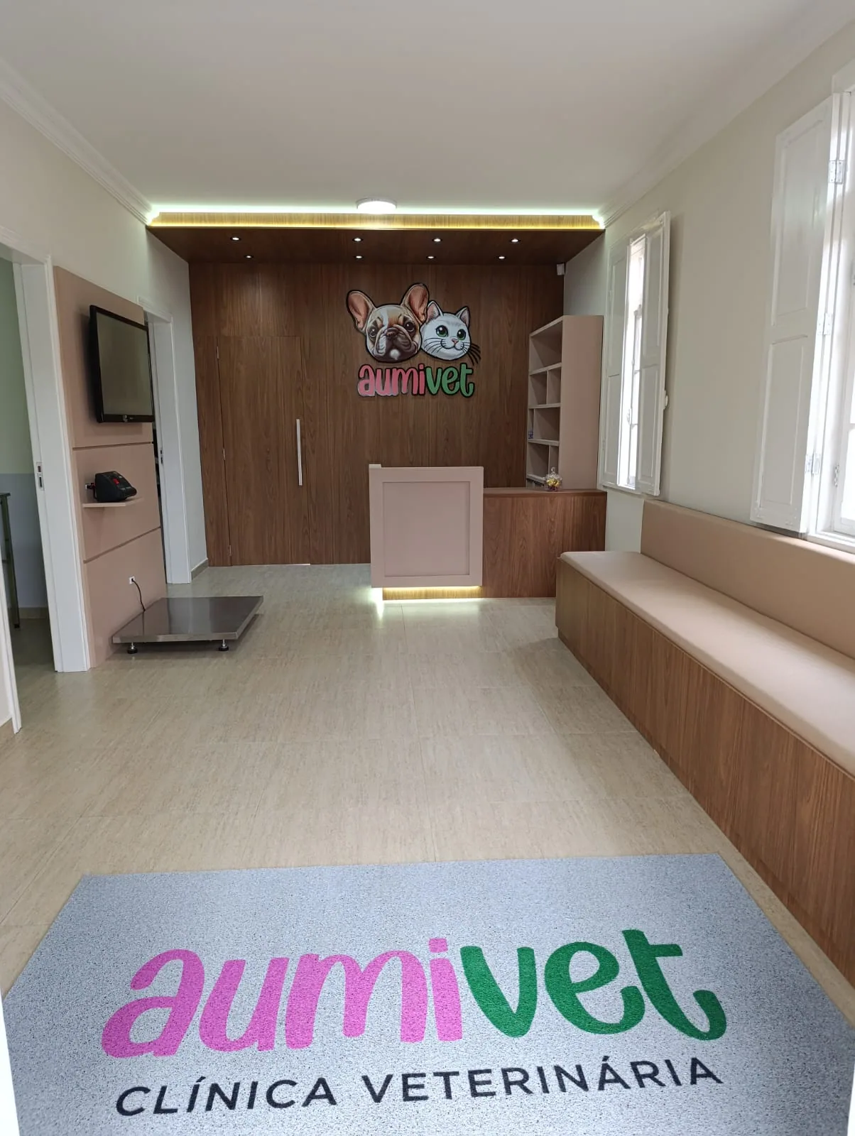 Recepção da Aumivet Clínica Veterinária em Curitiba com tapete da marca e ambiente acolhedor